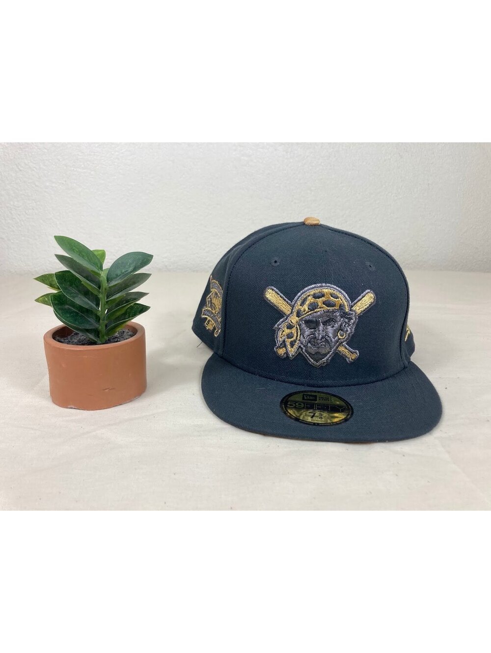 New Era Pittsburgh Pirates 59FIFTY Fitted Hat 7 5/8 Black Gold MLB